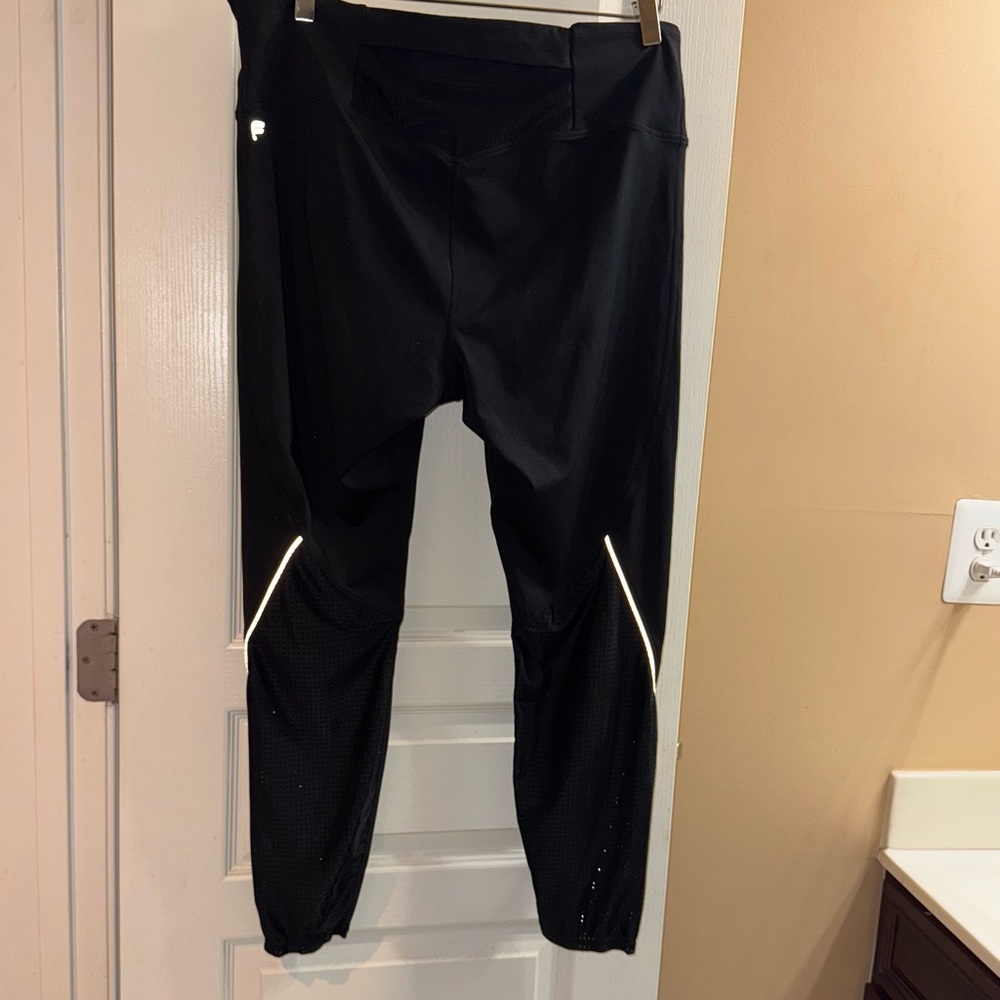 Fabletics black Athletic Leggings with Reflective Trim and mesh bottoms size 2X